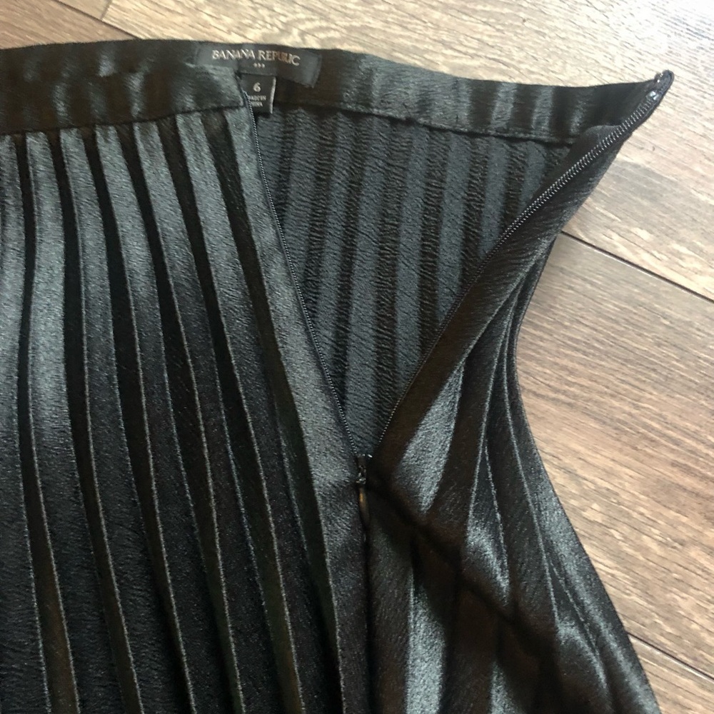 ⭐️Like NEW⭐️Banana Republic A Line Midi Shiny Pleated Slinky Classic Skirt • 6 - Picture 5 of 9